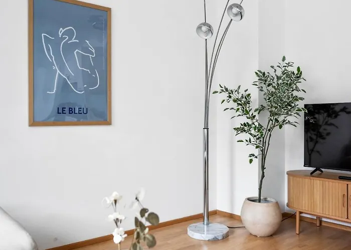Modern With Balcony, Free Parking - U1 Metro