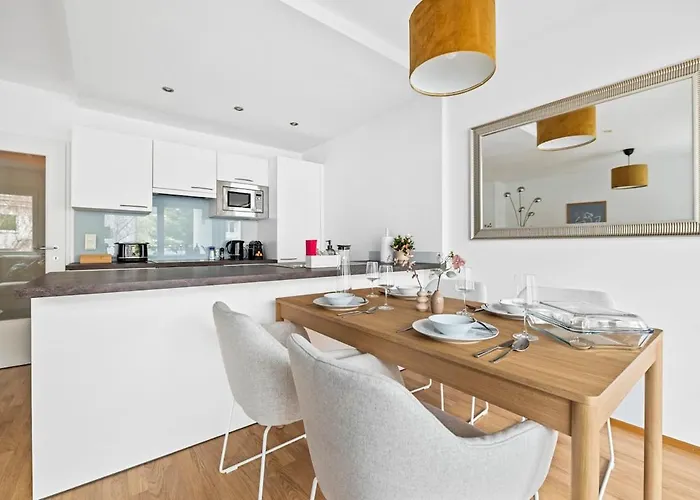 Modern With Balcony, Free Parking - U1 Metro