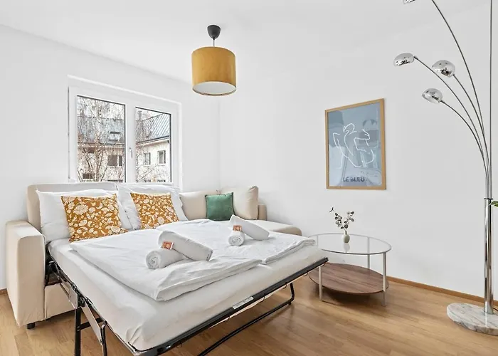 Modern With Balcony, Free Parking - U1 Metro Appartement Wenen