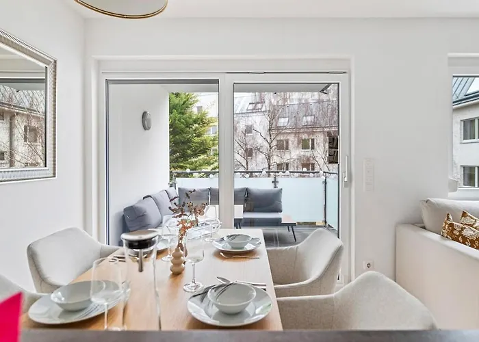Modern With Balcony, Free Parking - U1 Metro