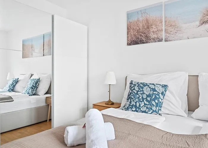 Modern With Balcony, Free Parking - U1 Metro Appartement Wenen
