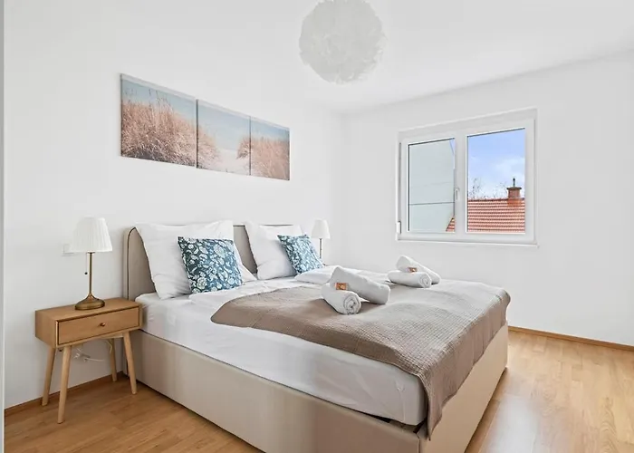 Modern With Balcony, Free Parking - U1 Metro *