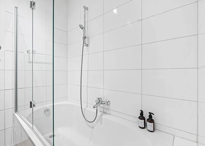 Modern With Balcony, Free Parking - U1 Metro Wenen