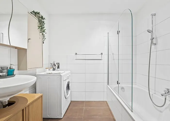 Modern With Balcony, Free Parking - U1 Metro Appartement