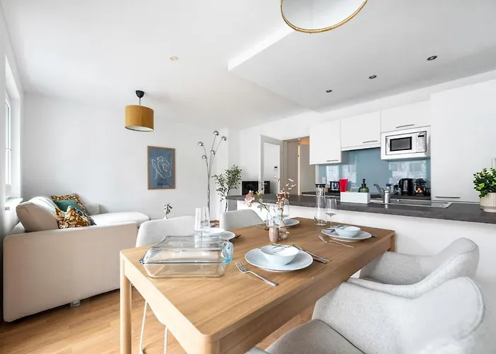 Modern With Balcony, Free Parking - U1 Metro Appartement Wenen