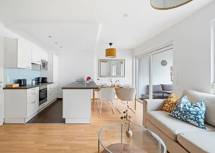 Modern With Balcony, Free Parking - U1 Metro