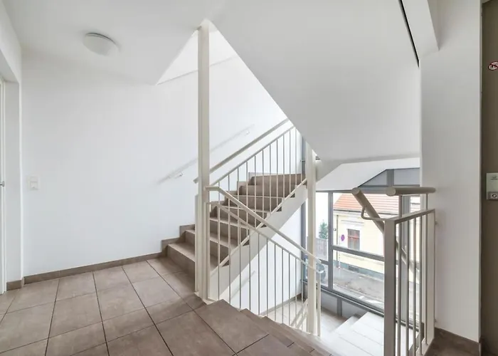 Modern With Balcony, Free Parking - U1 Metro Appartement Wenen